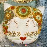 Gato con bordado artesanal SW-0326-398