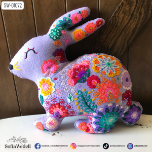 Conejo morado con Bordado Artesanal, Edición Pascua (SW-01072)