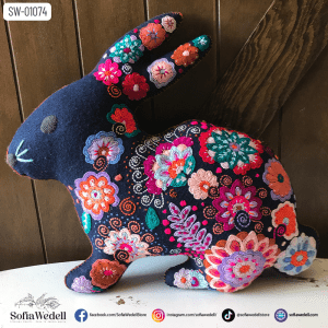 Conejo negro con Bordado Artesanal, Edición Pascua (SW-01074)