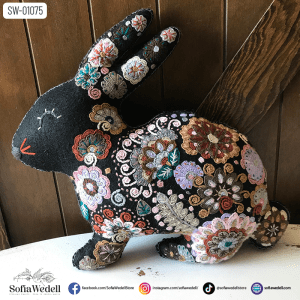 Conejo negro con Bordado Artesanal, Edición Pascua (SW-01075)