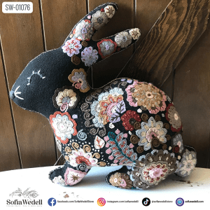 Conejo negro con Bordado Artesanal, Edición Pascua (SW-01076)