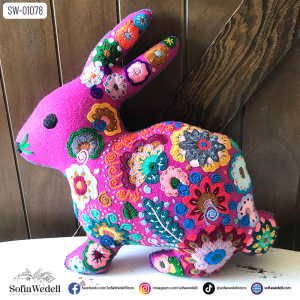 Conejo fucsia con Bordado Artesanal, Edición Pascua (SW-01078)