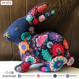 Conejo negro con Bordado Artesanal, Edición Pascua (SW-01079)