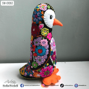 Pingüino negro con Bordado Artesanal (SW-01093)